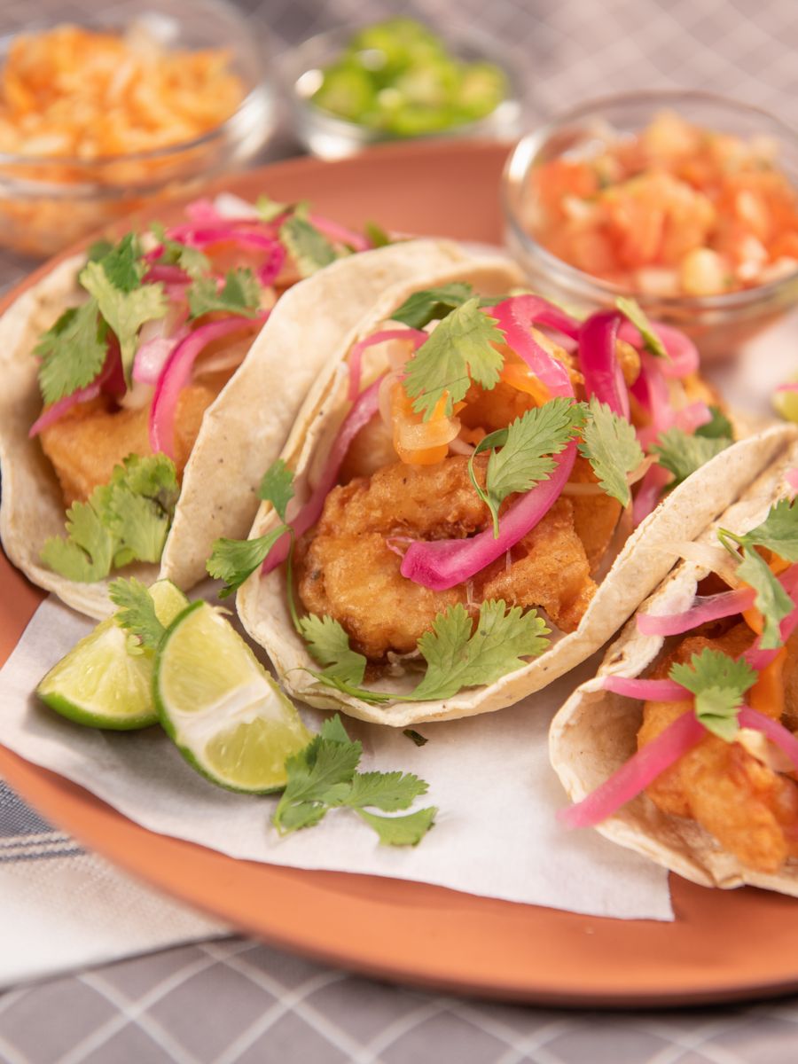Tacos de peixe com coentro, cebola roxa e limão