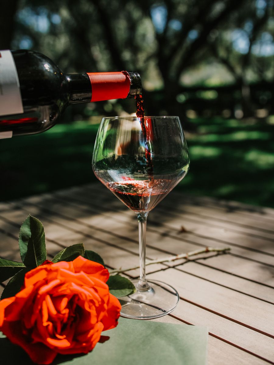 Vinho tinto servido numa mesa ao ar livre em Napa