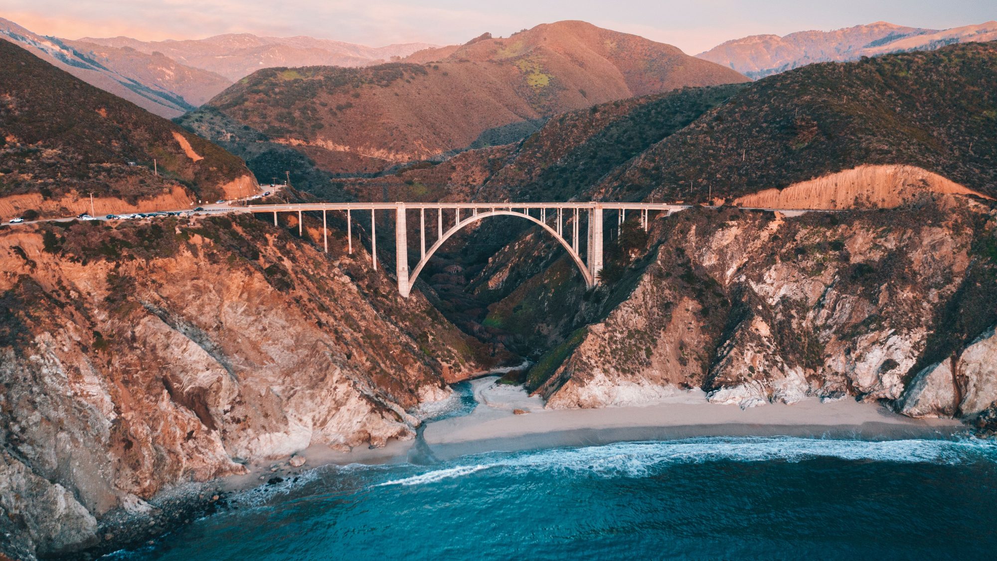 A Bixby Creek Bridge, na Highway 1, em Big Sur, vista do alto, com o mar azul abaixo