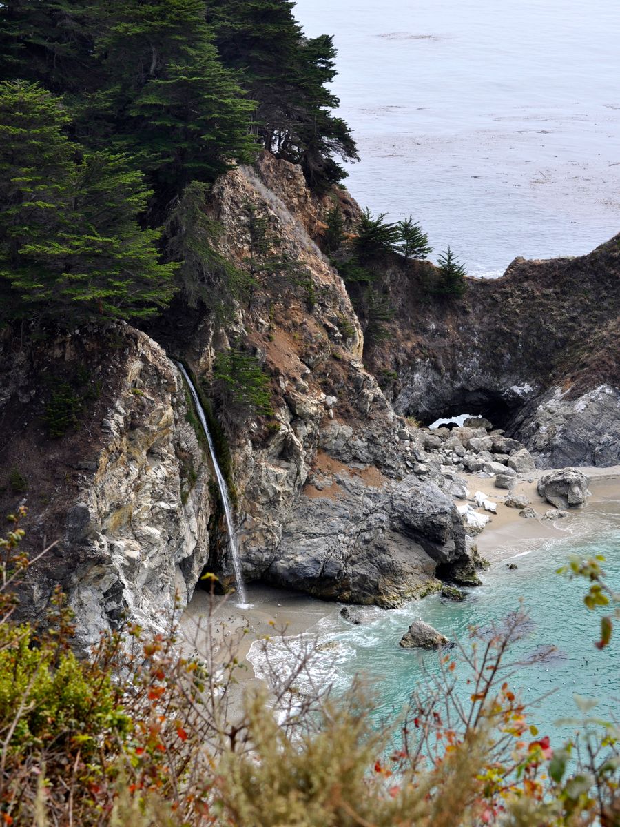 A McWay Falls caindo na areia, em Big Sur