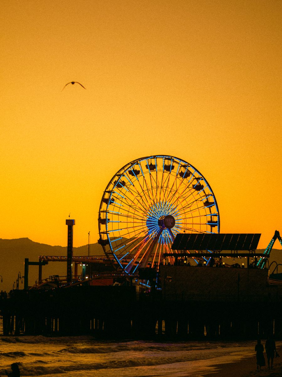A roda-gigante do Santa Monica Pier contra o pôr do sol