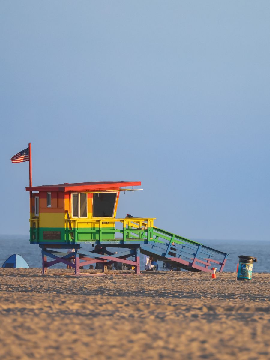A torre de salva-vidas colorida de Venice Beach