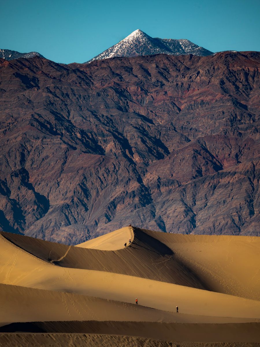 As Mesquite Sand Dunes, no Death Valley, com as montanhas atrás