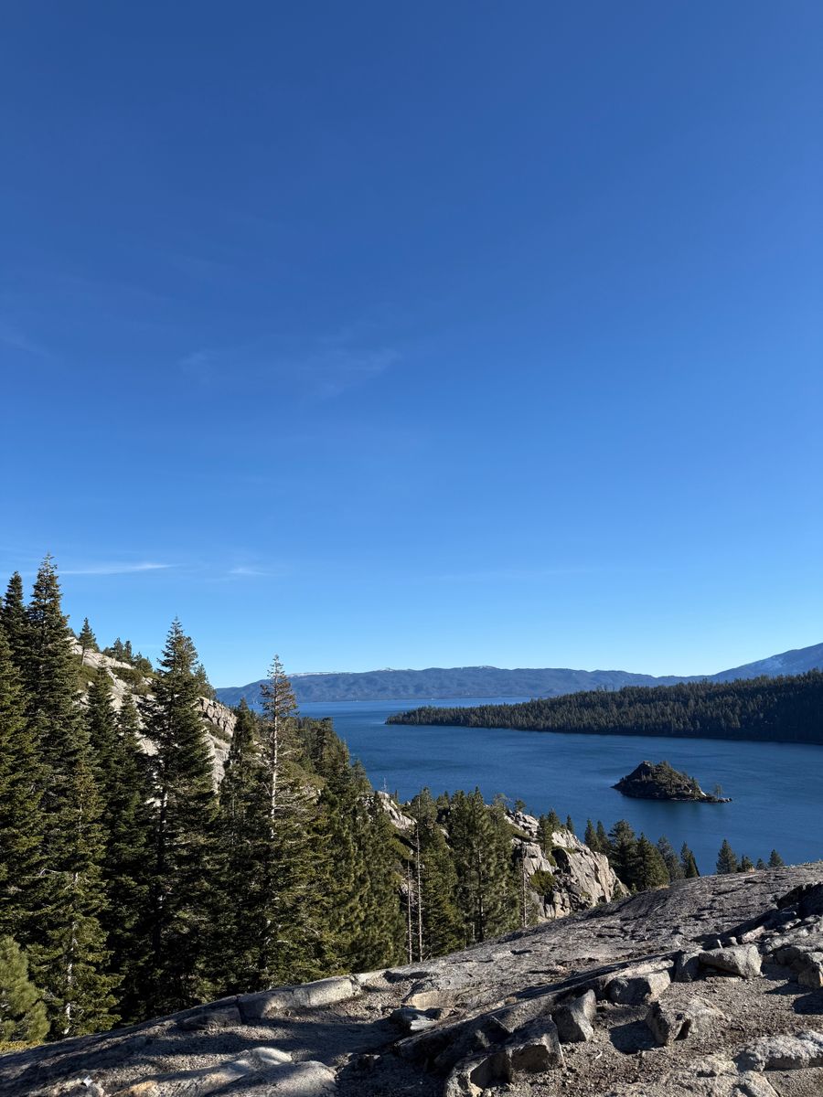 Emerald Bay, no Lake Tahoe, entre pinheiros