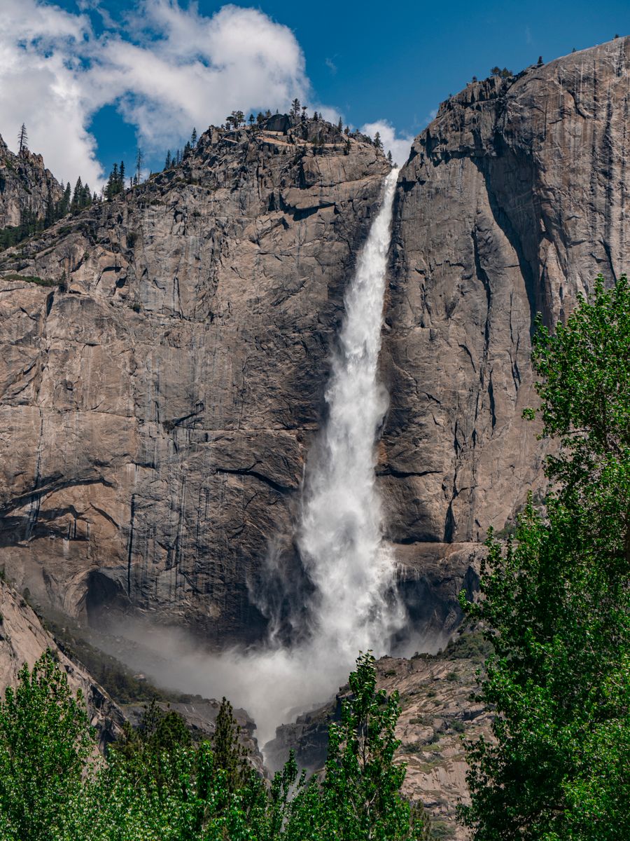 A Yosemite Falls na primavera, no Parque Nacional de Yosemite
