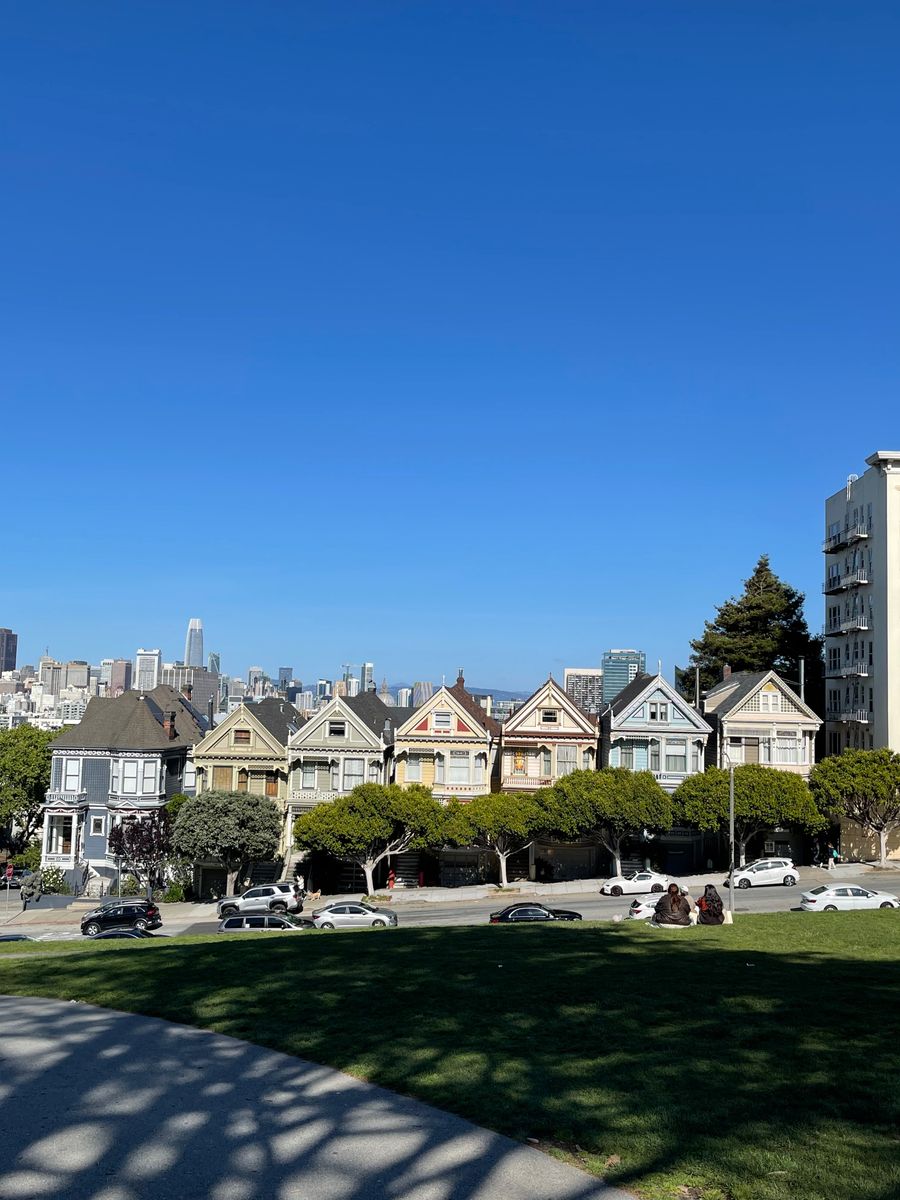 As Painted Ladies, casas vitorianas de São Francisco, com a cidade ao fundo