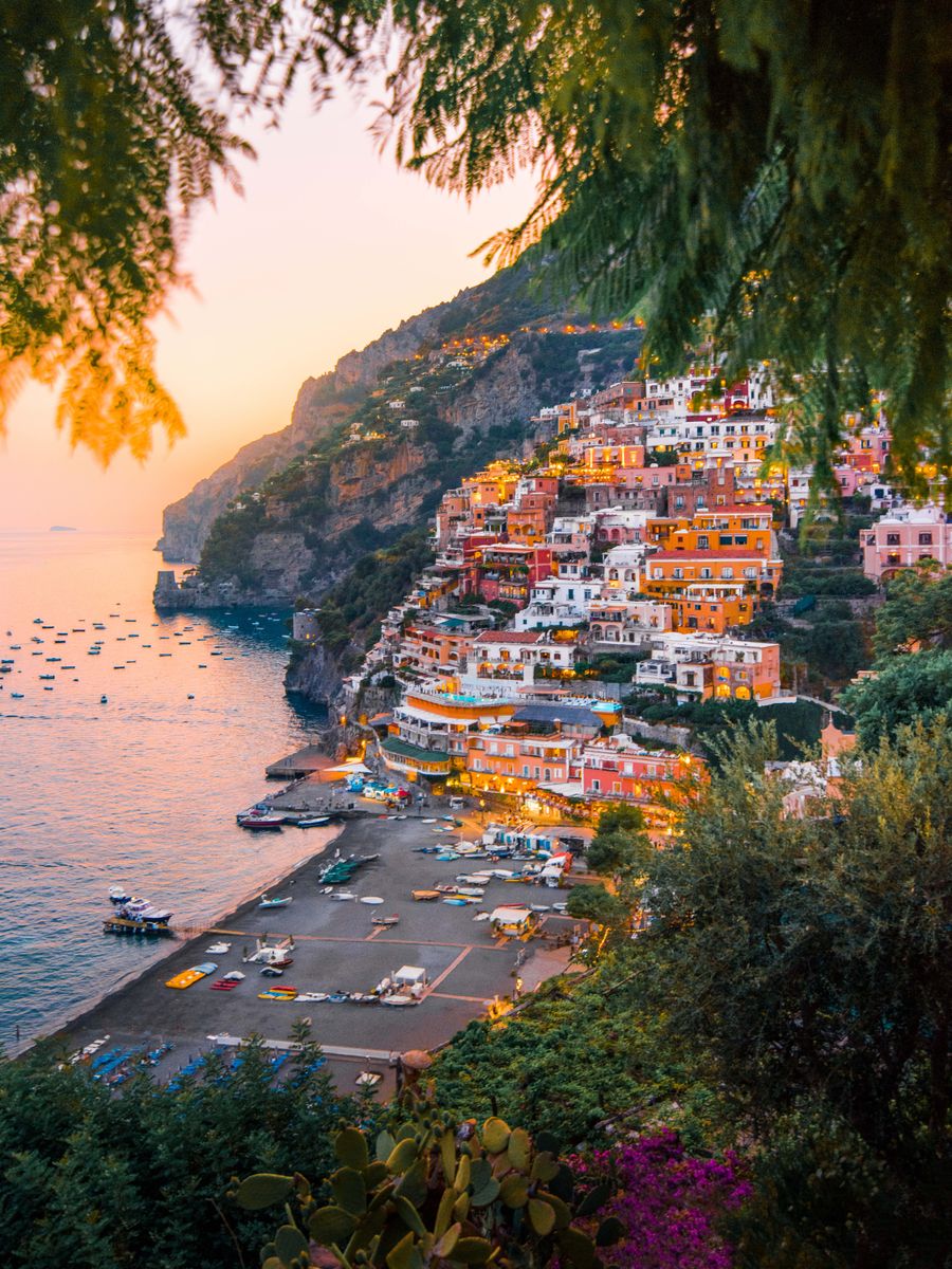 Positano, na Costa Amalfitana, com as casas coloridas na encosta ao entardecer