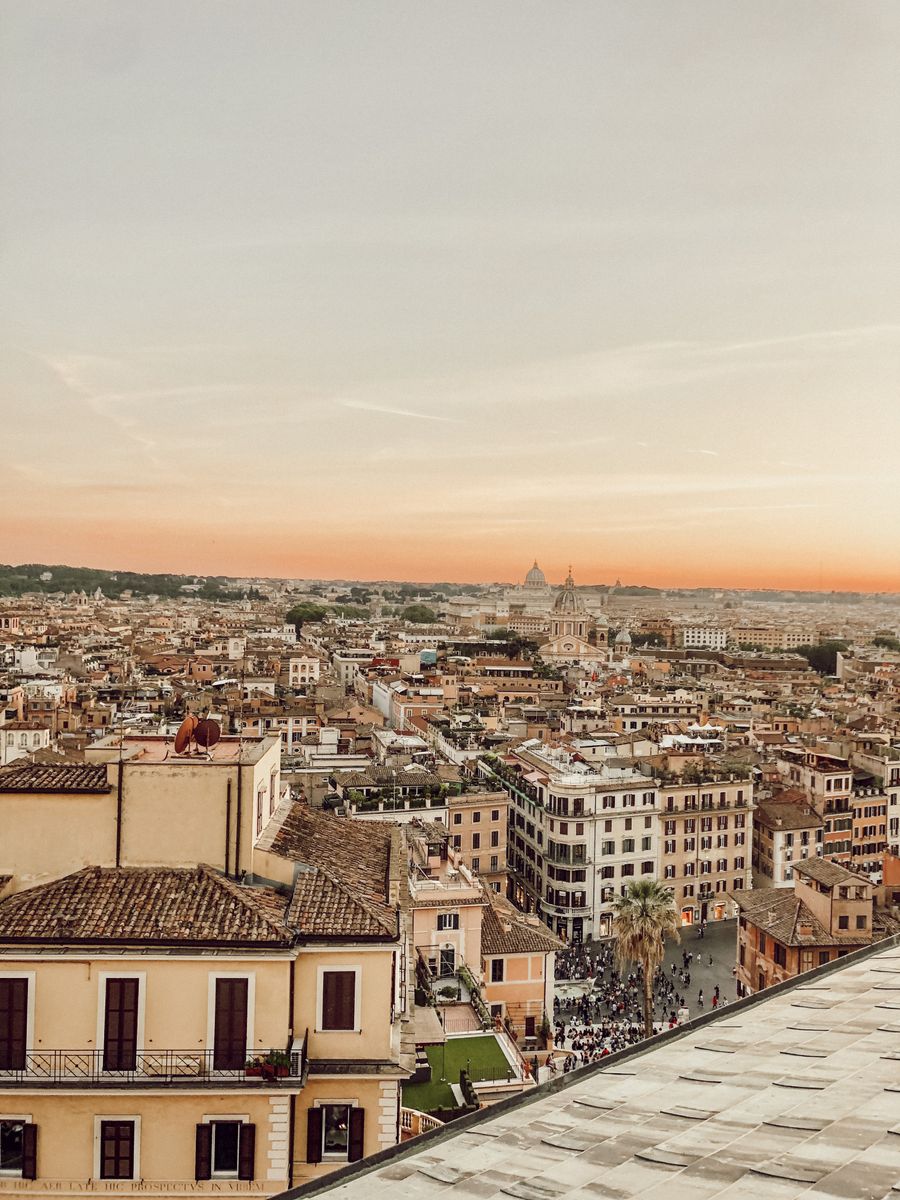Os telhados de Roma ao pôr do sol, com a cúpula de São Pedro ao fundo