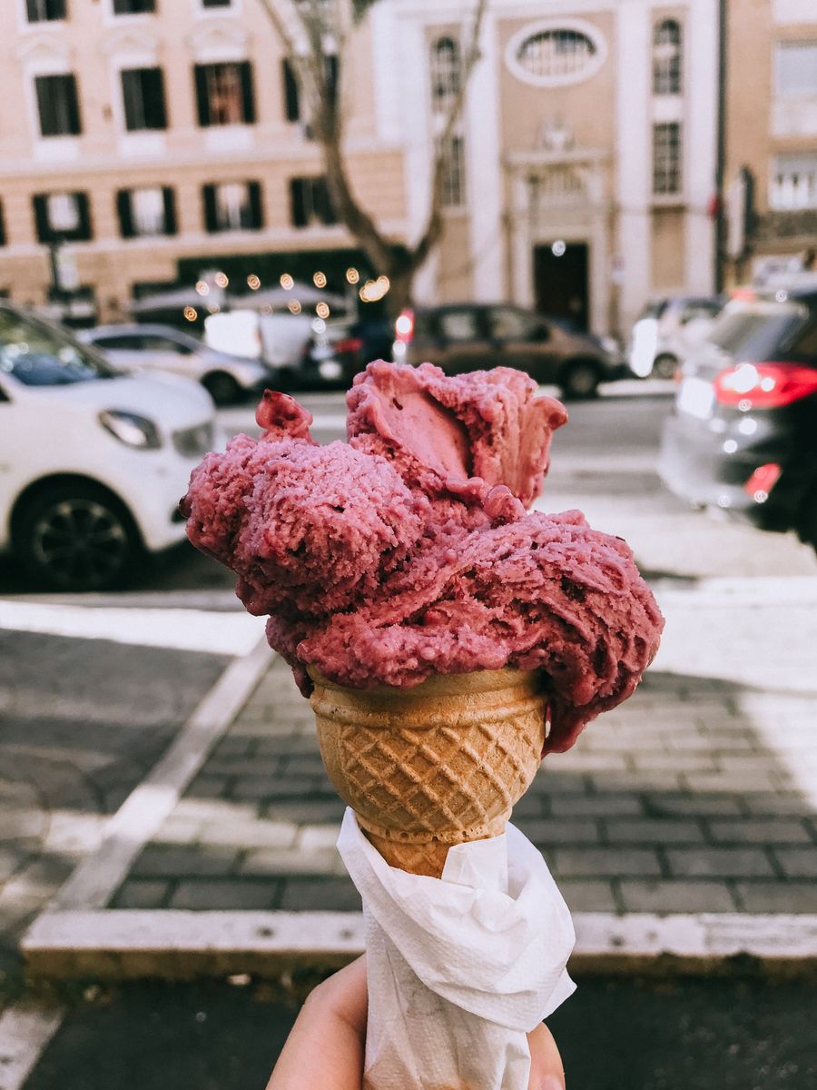 Uma casquinha de gelato de frutas vermelhas numa rua de Roma
