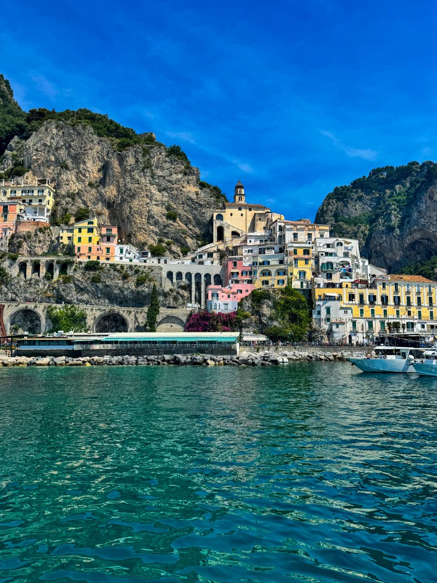Amalfi vista do mar, com as casas coloridas sob o penhasco