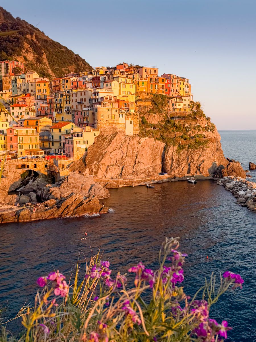 Manarola, nas Cinque Terre, com as casas coloridas sobre as pedras ao pôr do sol