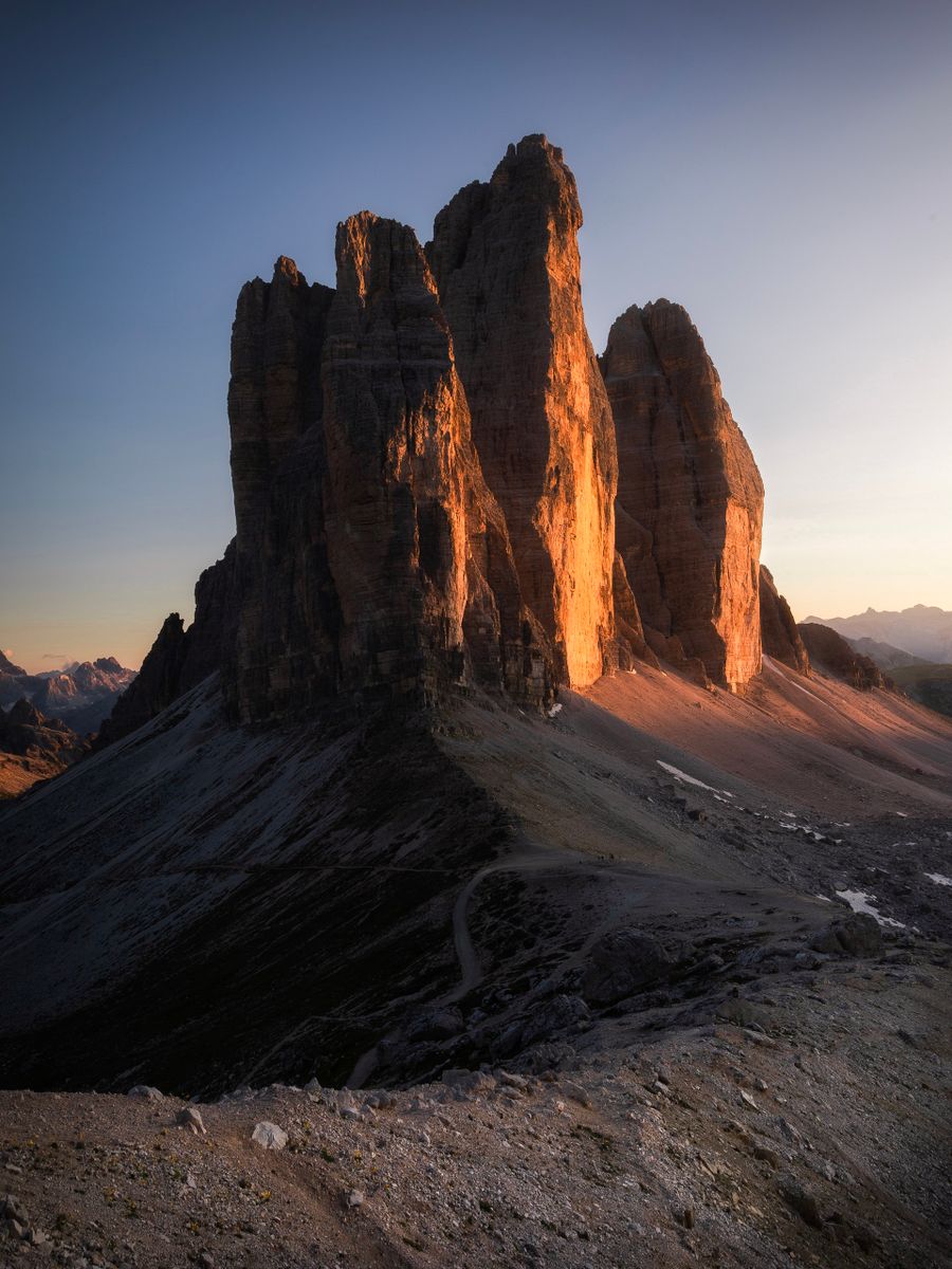 As Tre Cime di Lavaredo iluminadas pelo sol baixo, nas Dolomitas