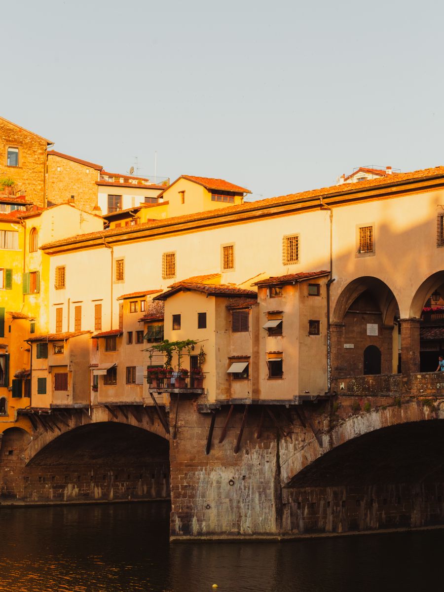 A Ponte Vecchio, em Florença, com as casas sobre a ponte iluminadas pelo sol da tarde