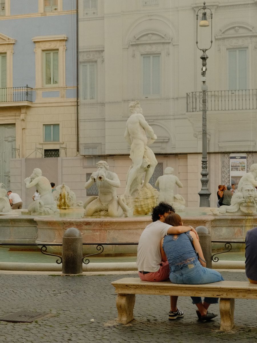 Um casal abraçado num banco diante da Fontana del Moro, na Piazza Navona