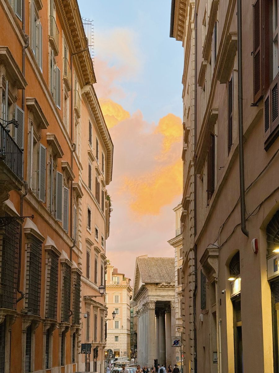 O pórtico do Pantheon no fim de uma rua estreita de Roma ao entardecer
