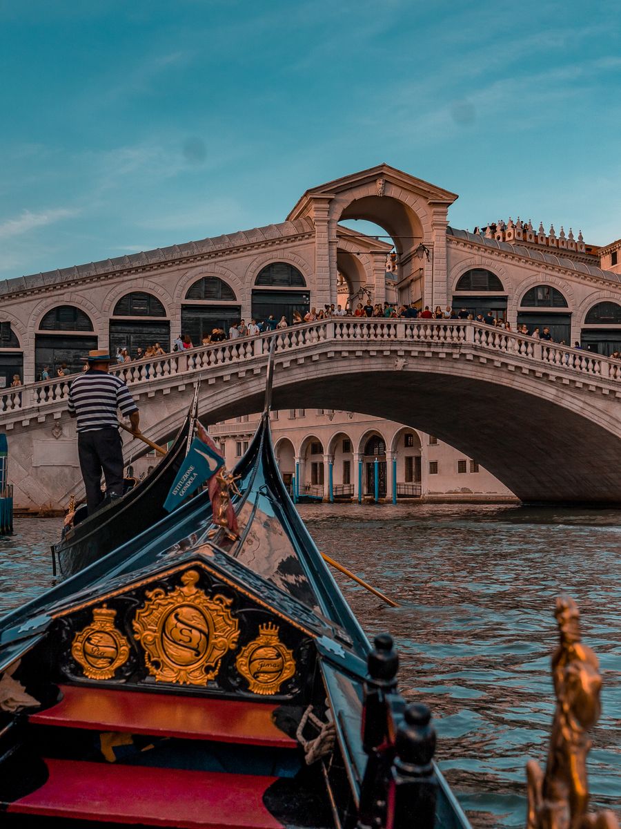 Um gondoleiro passa diante da Ponte di Rialto, em Veneza