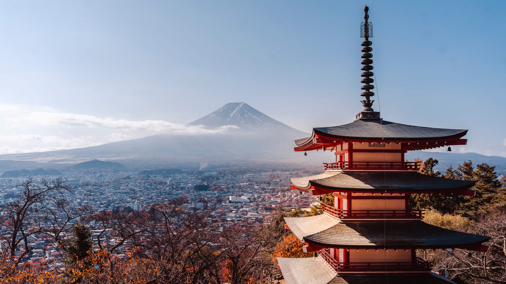 O Pagode Chureito, em Fujiyoshida, com o Monte Fuji ao fundo e as árvores do outono em primeiro plano
