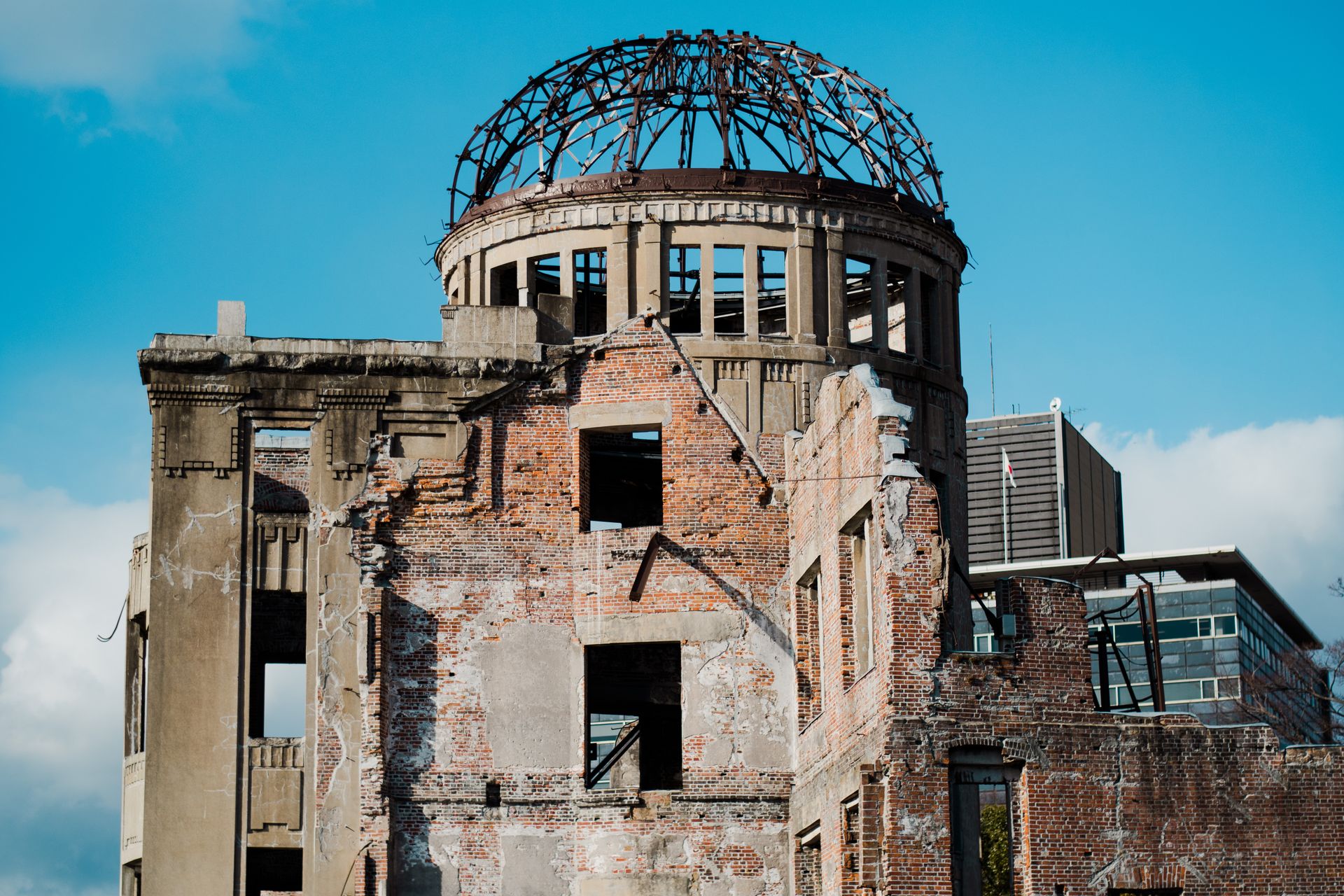 A Cúpula da Bomba Atômica, no Parque Memorial da Paz de Hiroshima, sob céu azul