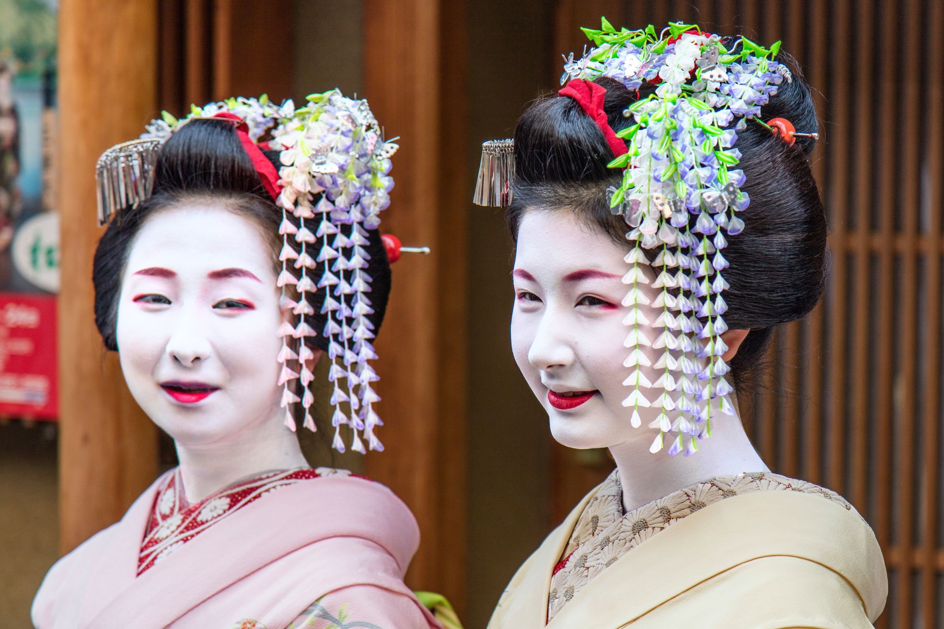 Duas maiko em quimono tradicional numa rua de Gion, em Kyoto