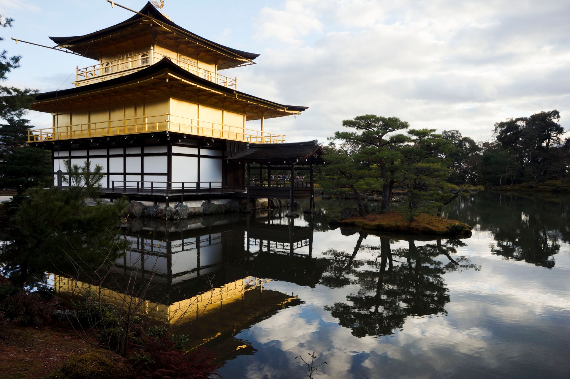 O Kinkaku-ji, o Pavilhão Dourado de Kyoto, refletido no lago do jardim