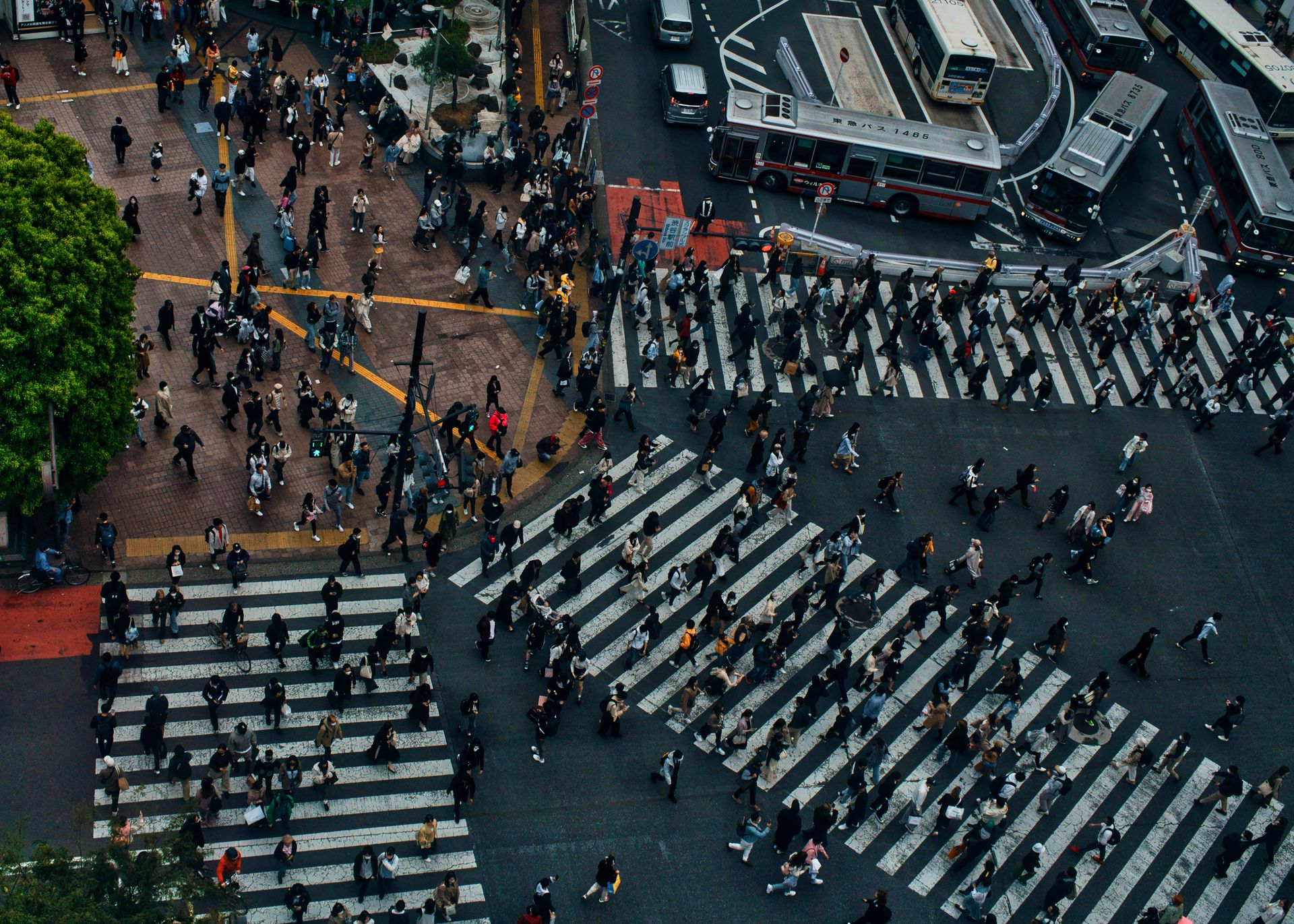 O cruzamento de Shibuya, em Tóquio, visto de cima, com centenas de pedestres atravessando
