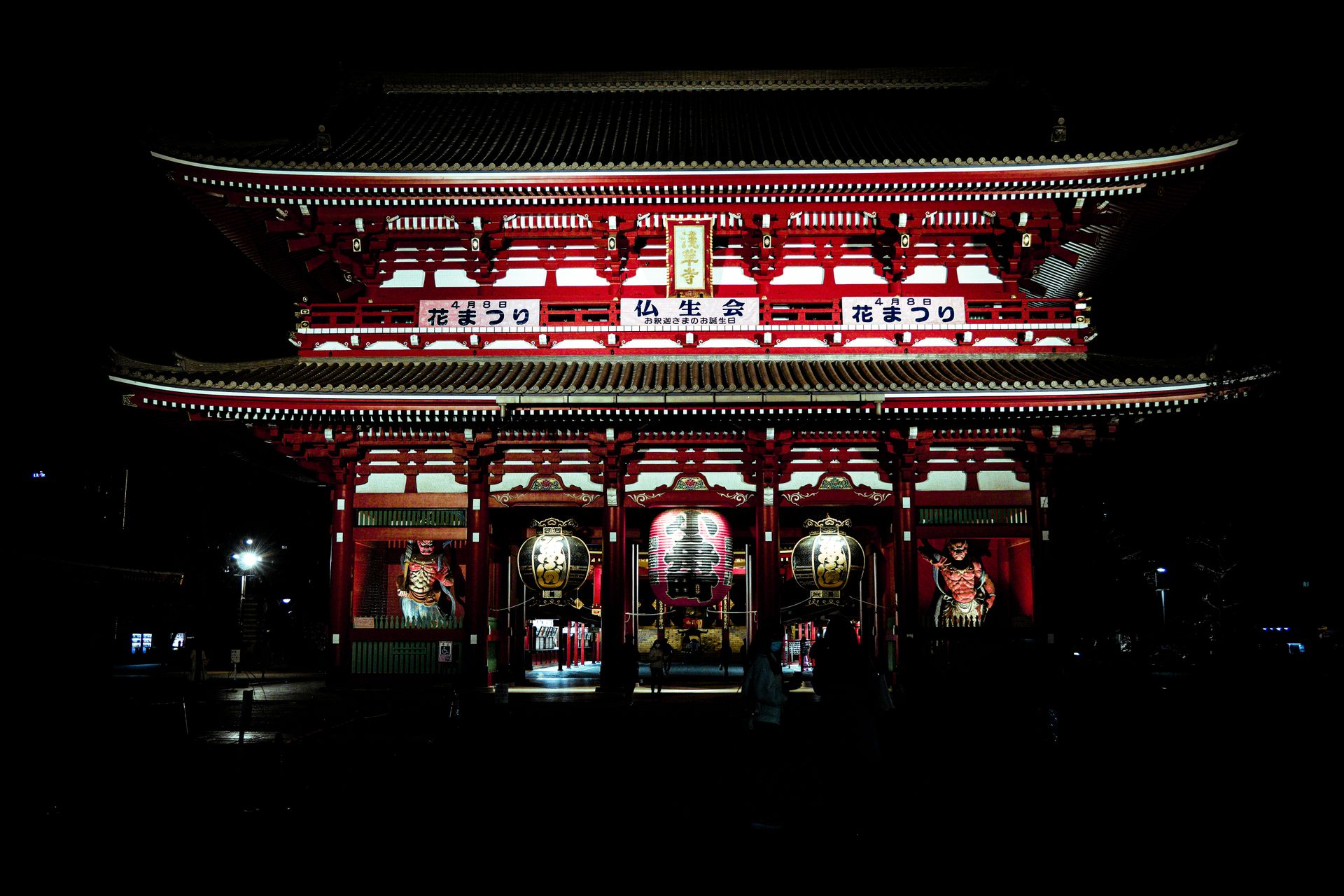 O templo Senso-ji, em Asakusa, iluminado à noite
