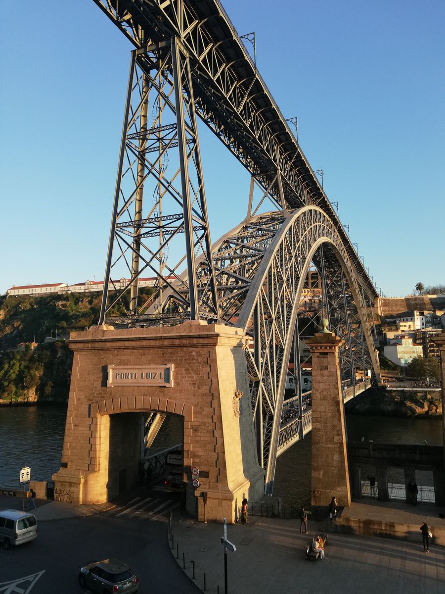 A Ponte Luís I sobre o Douro, no Porto, ao pôr do sol