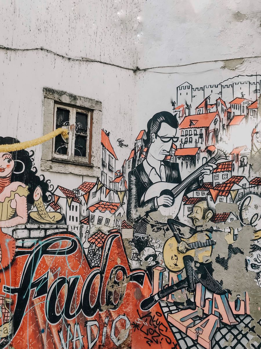 Grafite sobre o fado numa parede de Alfama, em Lisboa