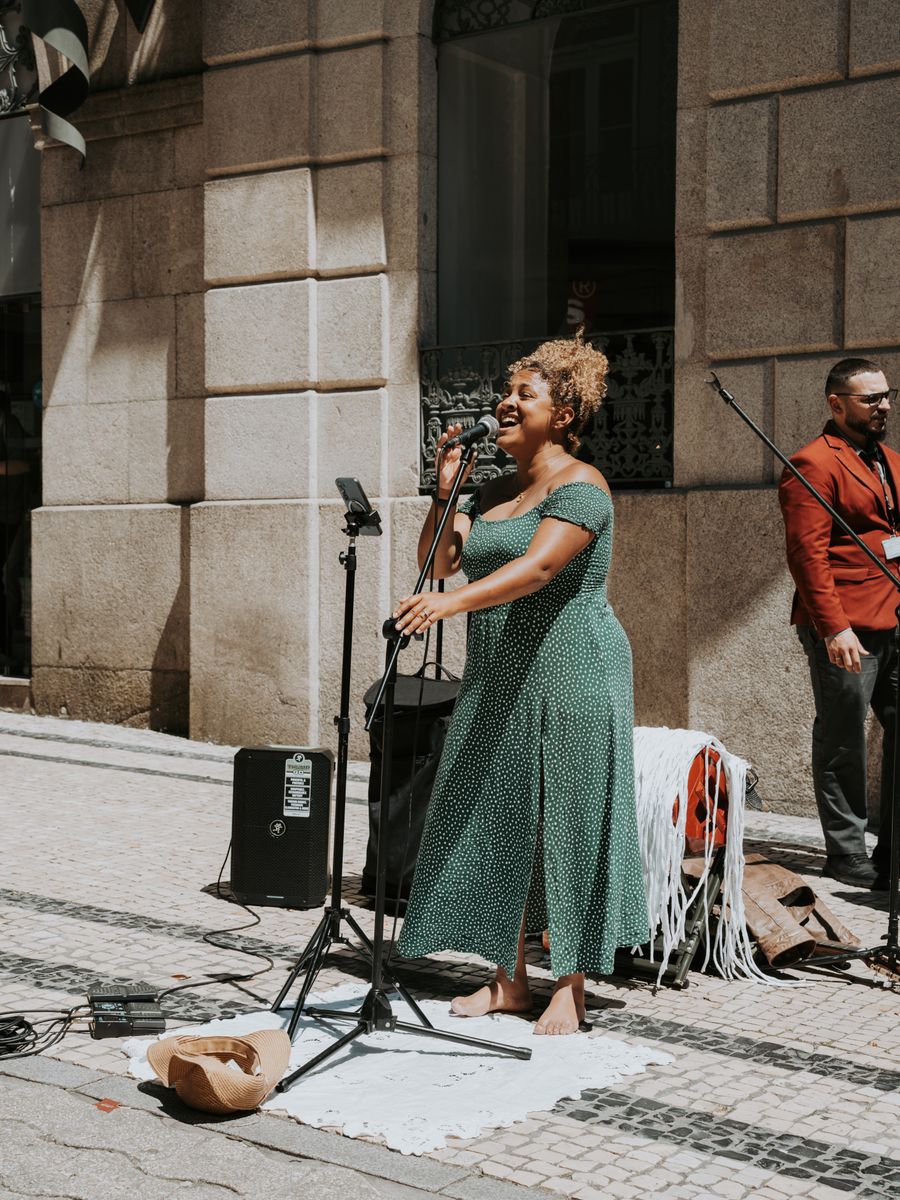 Cantora se apresentando numa rua do Porto