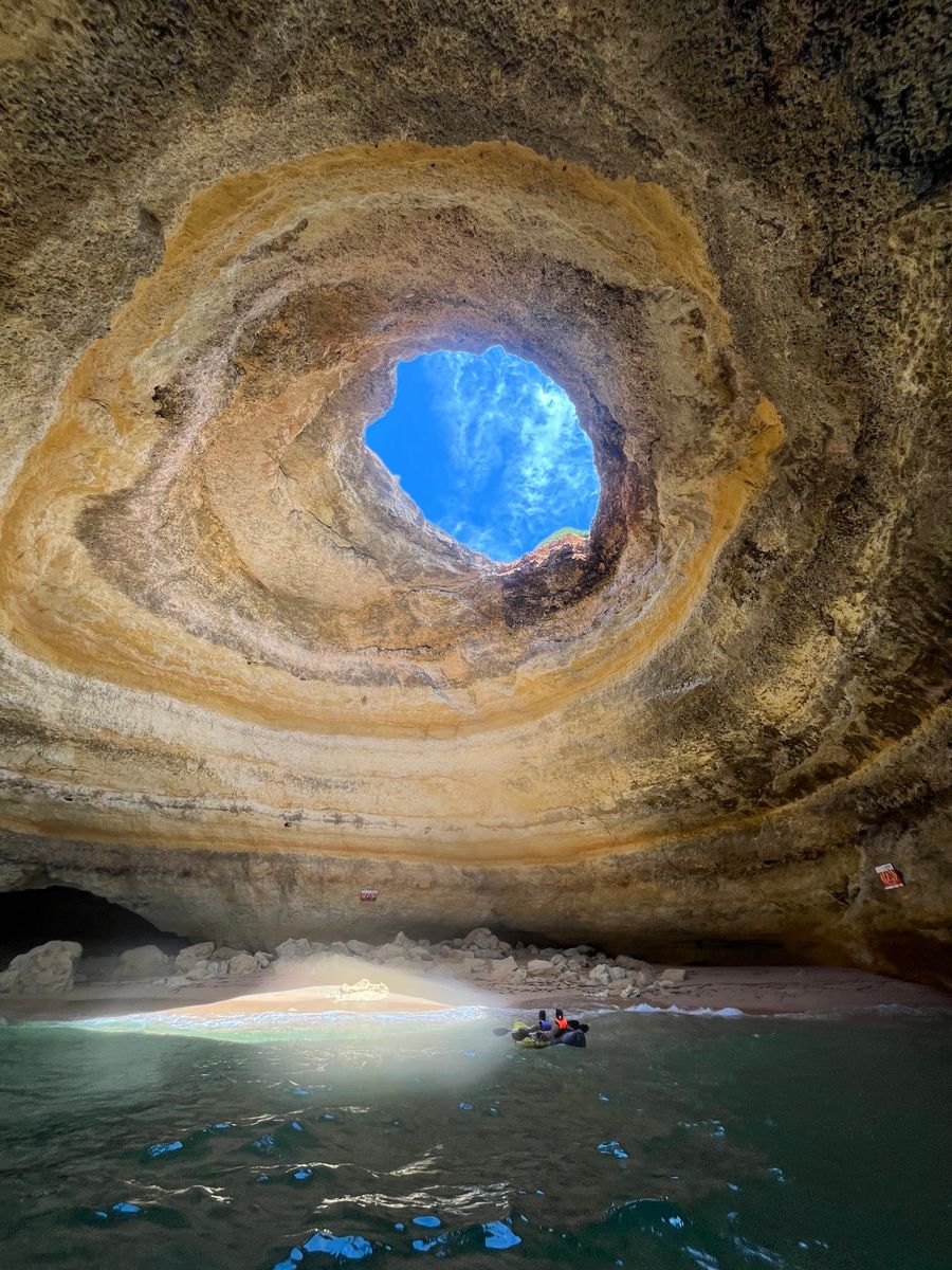 O interior da gruta de Benagil, no Algarve, com a abertura no teto